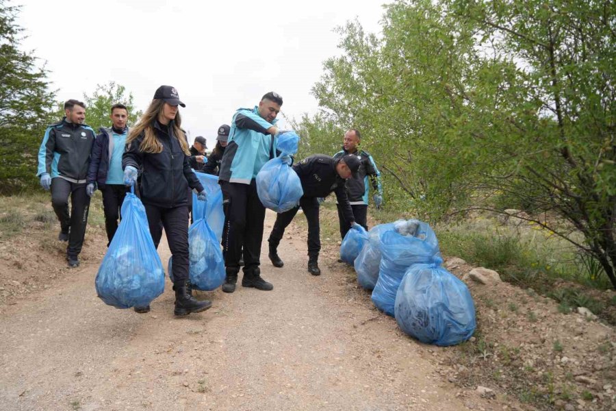 Niğde’de Daha Temiz Bir Orman İçin Çöp Topladılar