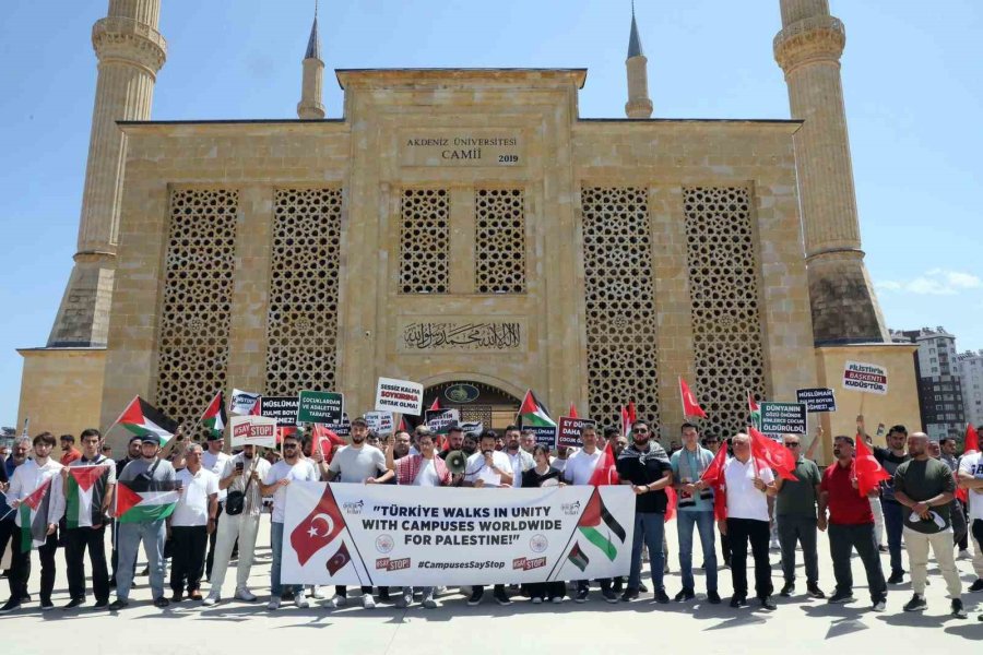 Üniversite Öğrencileri, İsrail Saldırılarını Protesto Etti