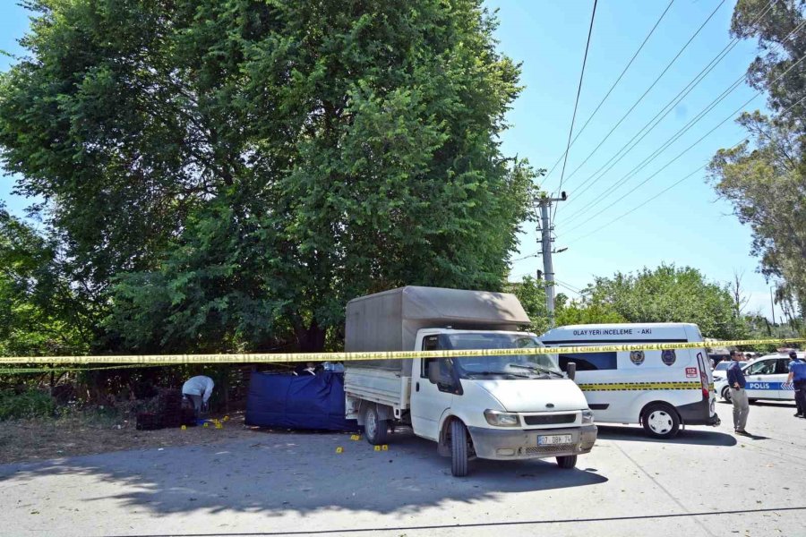 Antalya’da Korkunç Cinayet: Müşterilerine Çilek Satarken Silahlı Saldırıya Uğradı