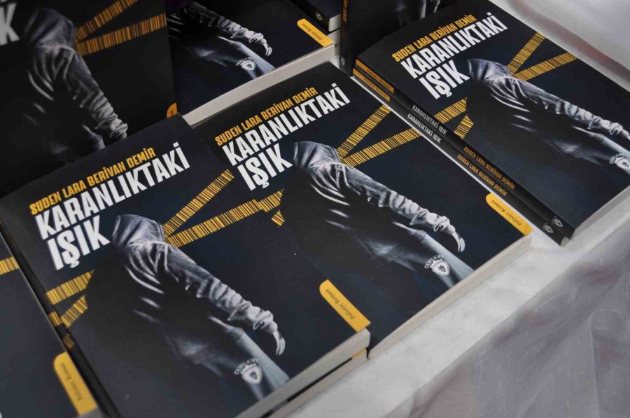 18 Yaşında Bir Kitap Yazıp Yayınlayarak Yazarlık Kariyerine İlk Adımını Attı