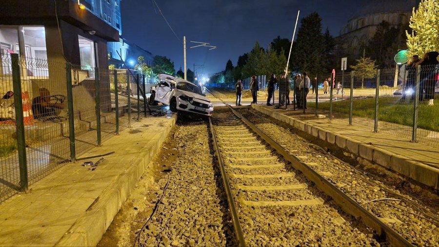 Yolcu Treni İle Hemzemin Geçitte Çarpışan Otomobil Devrildi: 1 Yaralı