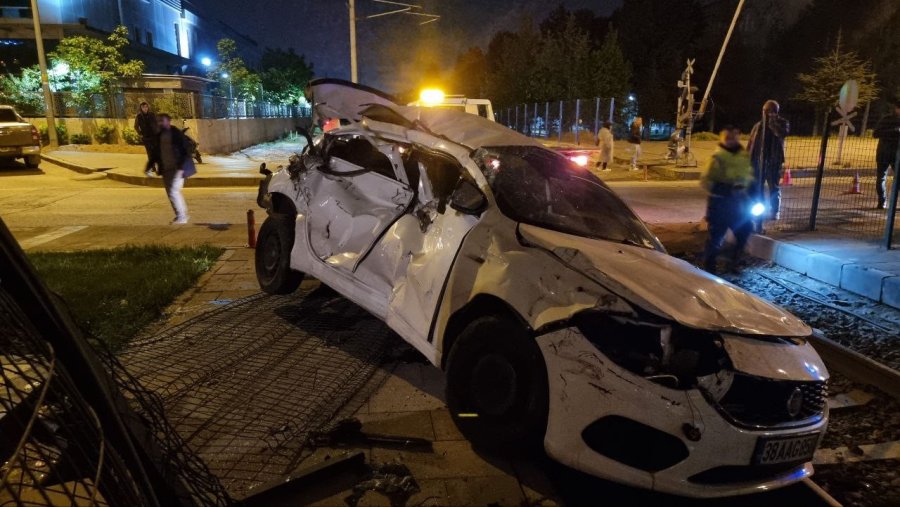 Yolcu Treni İle Hemzemin Geçitte Çarpışan Otomobil Devrildi: 1 Yaralı