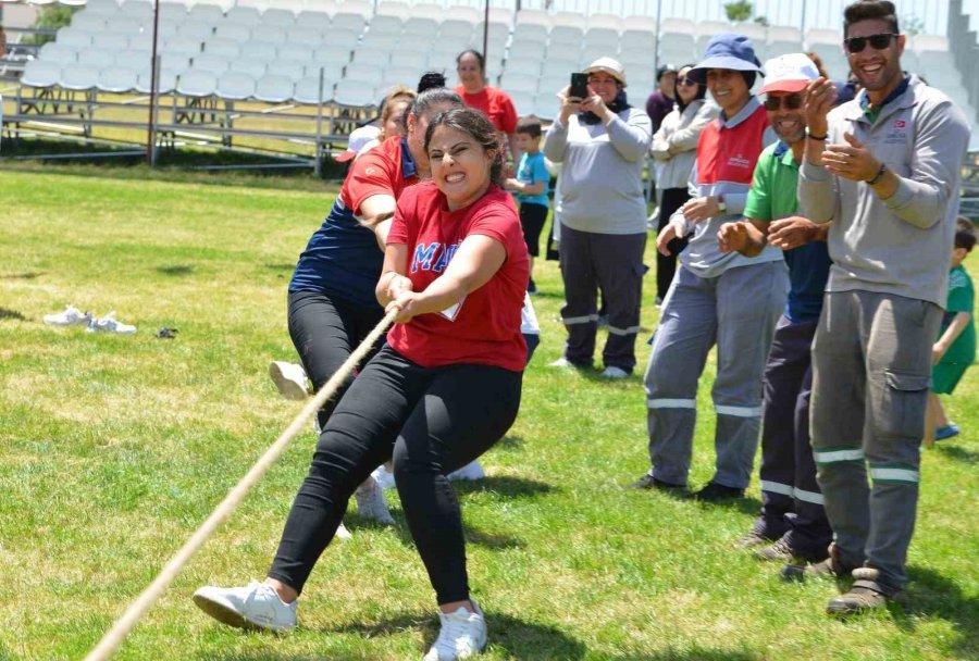 Kadınlar Domates Kasası Yarışmasında Erkeklere Taş Çıkarttı