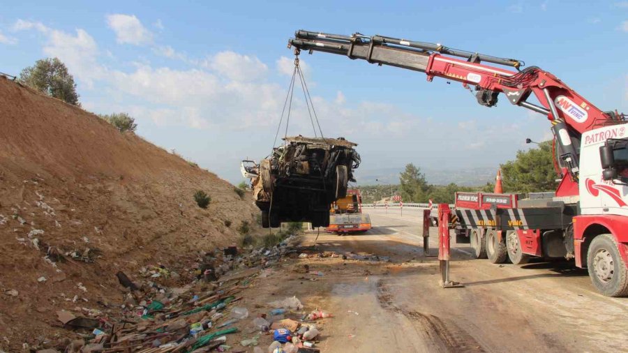 Ölüm Virajında Kamyon Hurdaya Döndü, Sürücü Hayatını Kaybetti