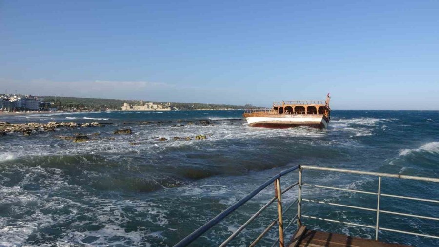 Kızkalesi’nde Fırtınada Gezi Teknesi Karaya Oturdu