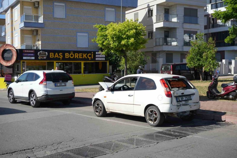 Halk Otobüsü Trafik Işıklarında Bekleyen Araçların Arasına Daldı: 3 Yaralı