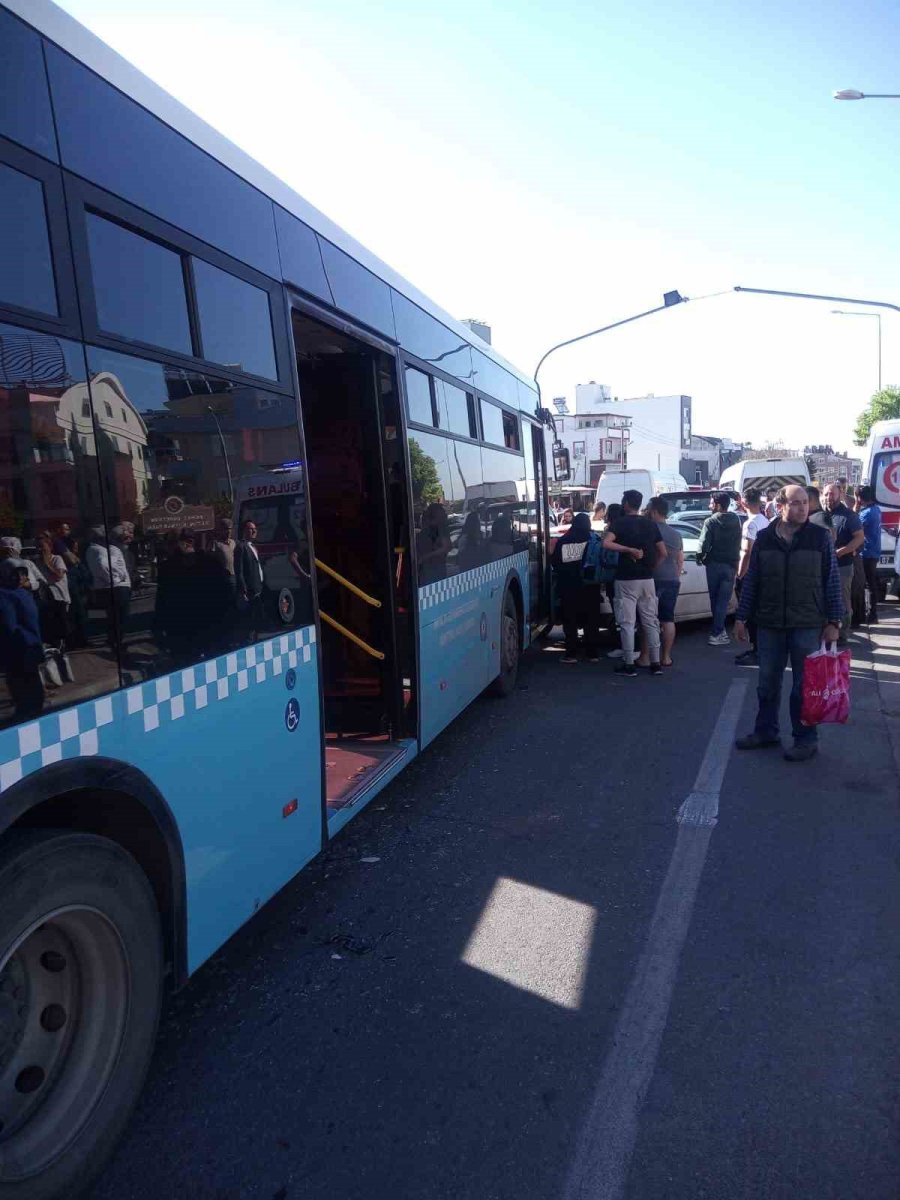 Halk Otobüsü Trafik Işıklarında Bekleyen Araçların Arasına Daldı: 3 Yaralı