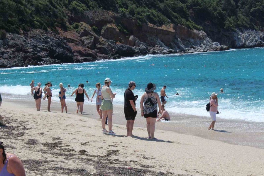 Alanya’da Turistler Sıcak Havanın Keyfini Sahilde Çıkardı