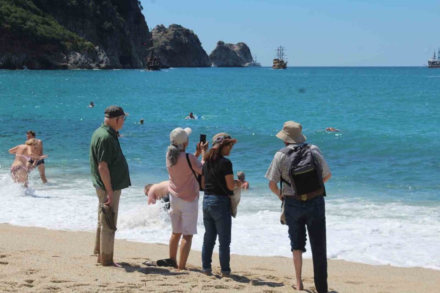 Alanya’da Turistler Sıcak Havanın Keyfini Sahilde Çıkardı