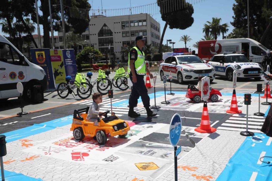 Alanya’da Trafik Haftasında Öğrenciler Bilgilendirildi