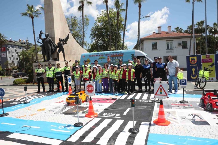 Alanya’da Trafik Haftasında Öğrenciler Bilgilendirildi