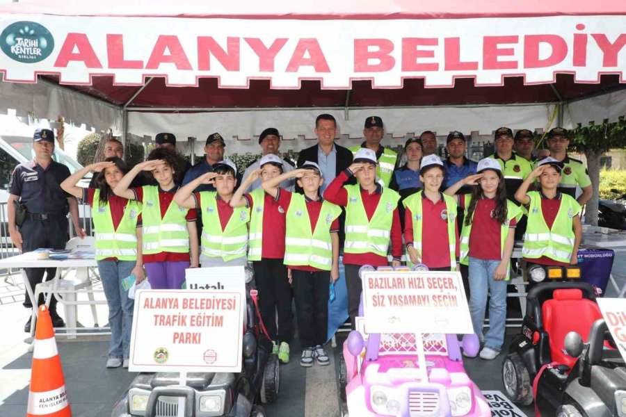 Alanya’da Trafik Haftasında Öğrenciler Bilgilendirildi