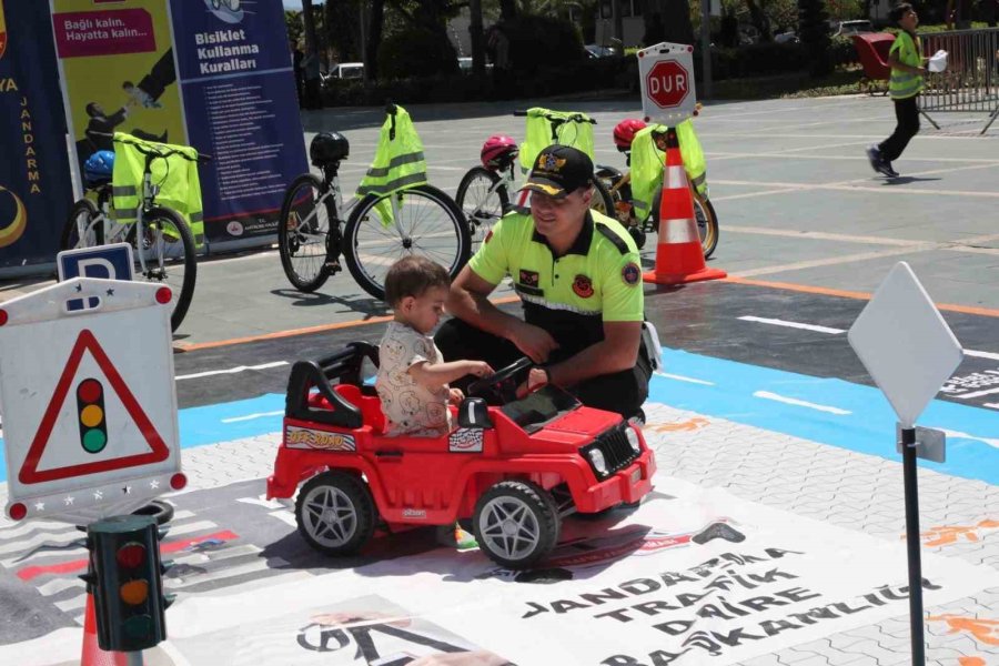 Alanya’da Trafik Haftasında Öğrenciler Bilgilendirildi