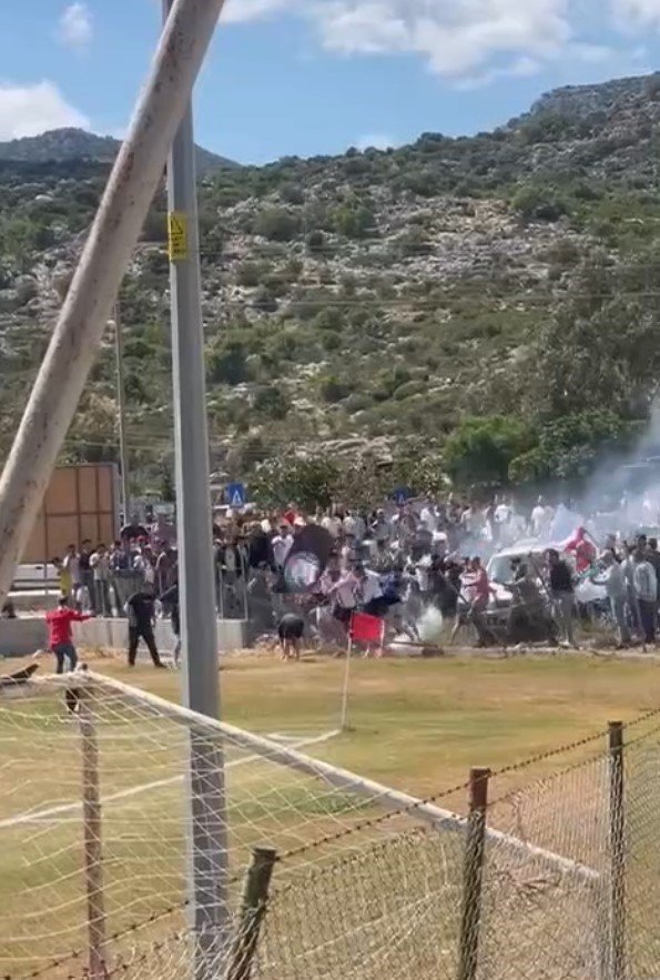 Aynı Puanda İki Takımın Şampiyonluk Maçında Taşlar Ve Soplar Havada Uçuştu