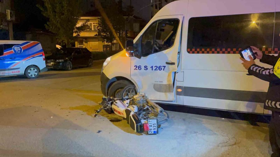 Minibüse Çarpan Motosikletteki 2 Kişi Yaralandı