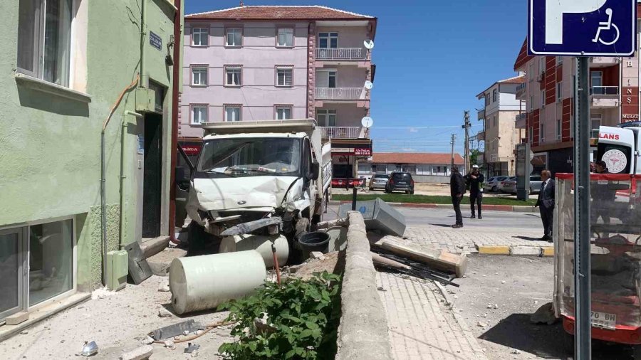 Kamyonetin Bahçe Duvarına Çarpma Anı Kameraya Yansıdı: 2 Yaralı