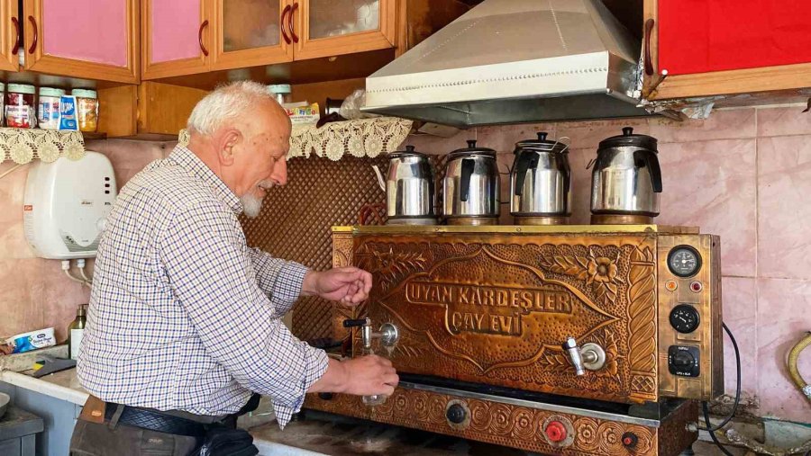 Çocuklarının Büyüdüğü Çay Ocağında Şimdi Çocuklarının Yardımcısı Oldu