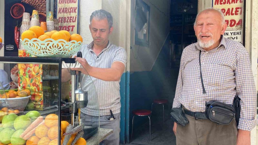 Çocuklarının Büyüdüğü Çay Ocağında Şimdi Çocuklarının Yardımcısı Oldu