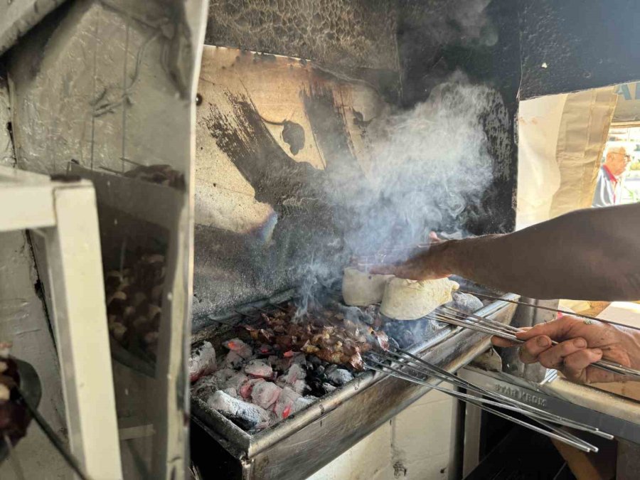 Burada Ciğer Yemek İçin Erken Kalkmak Gerekiyor: Sadece 2 Saat Açık Kalıyor, Kapış Kapış Gidiyor