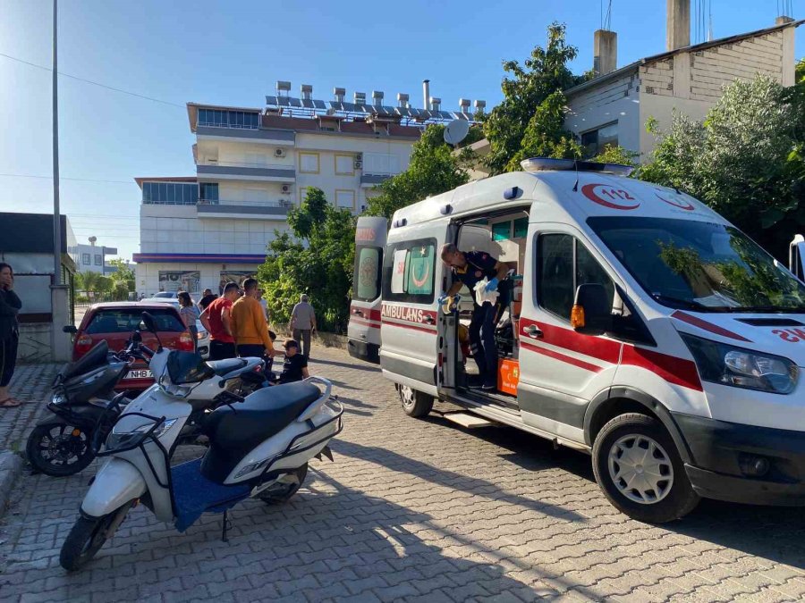 Park Halindeki Otomobile Çarpan Motosikletin Sürücüsü Yaralandı