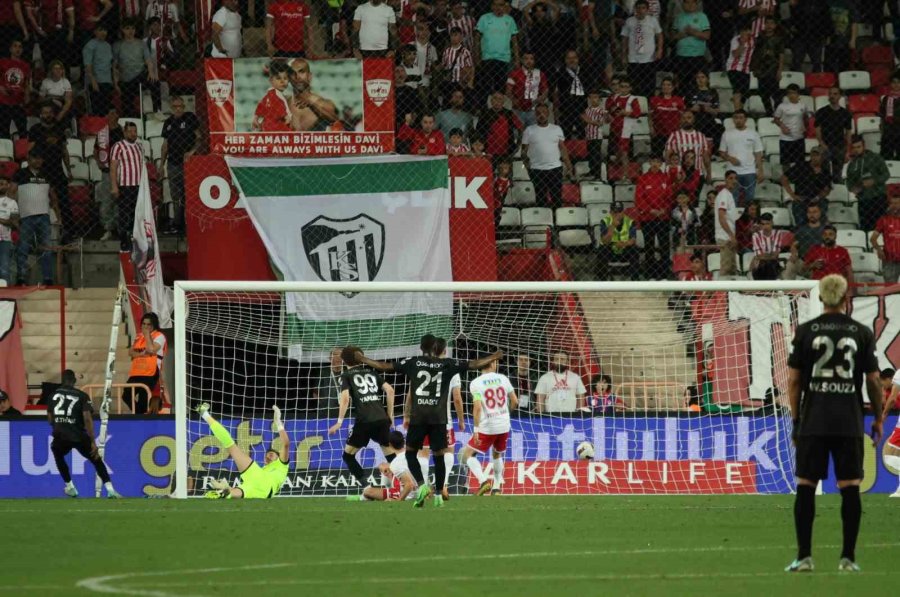 Trendyol Süper Lig: Antalyaspor: 1 - Pendikspor: 2 (ilk Yarı)