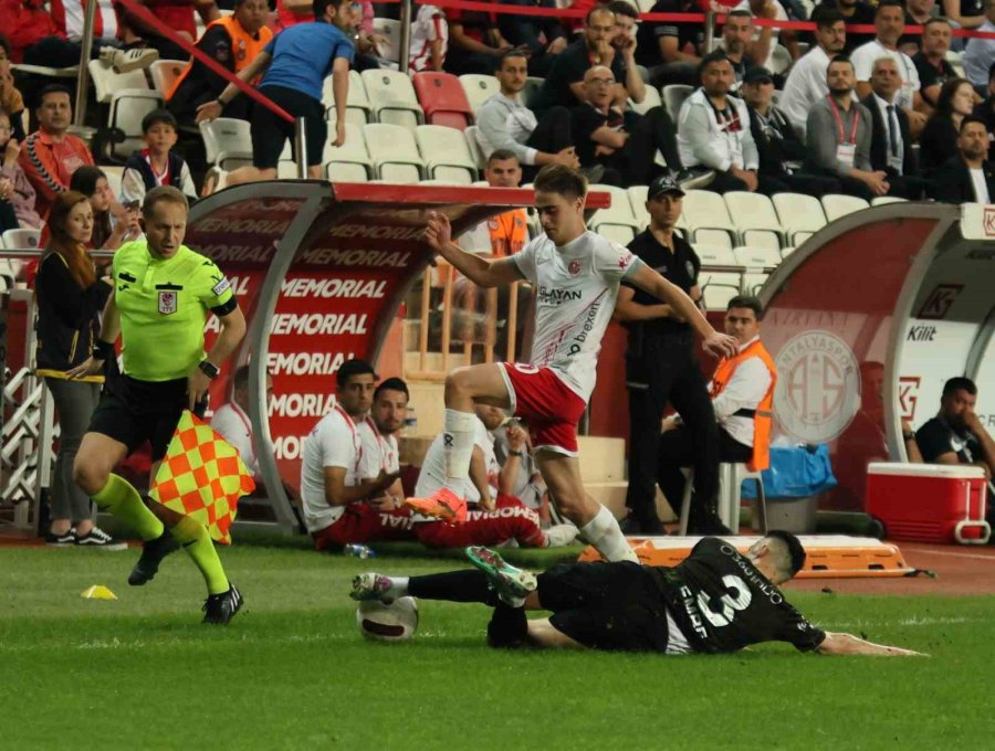 Trendyol Süper Lig: Antalyaspor: 1 - Pendikspor: 2 (ilk Yarı)