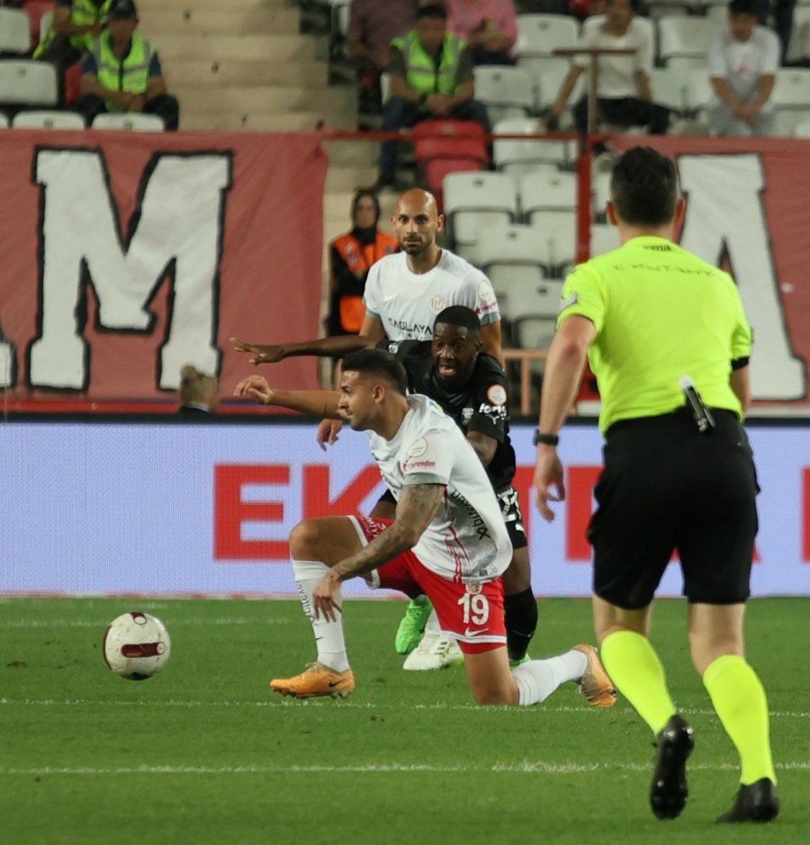 Trendyol Süper Lig: Antalyaspor: 1 - Pendikspor: 2 (ilk Yarı)