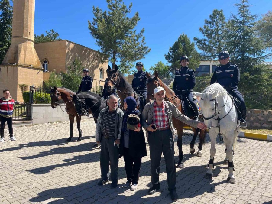 Yunus’un Türbesi Kapısındaki Atlı Jandarmalara Yoğun İlgi