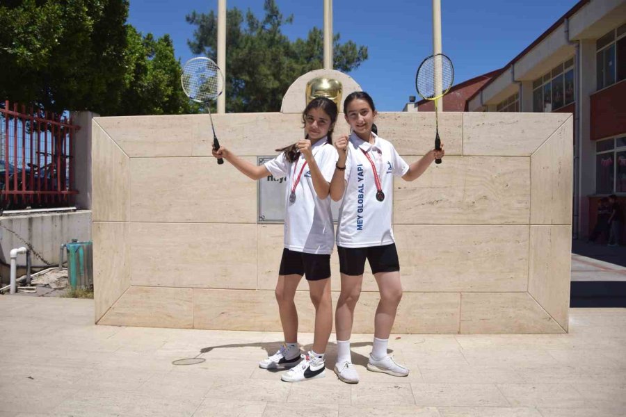 Elif Ve Melis Badminton Türkiye Şampiyonası Yolcusu