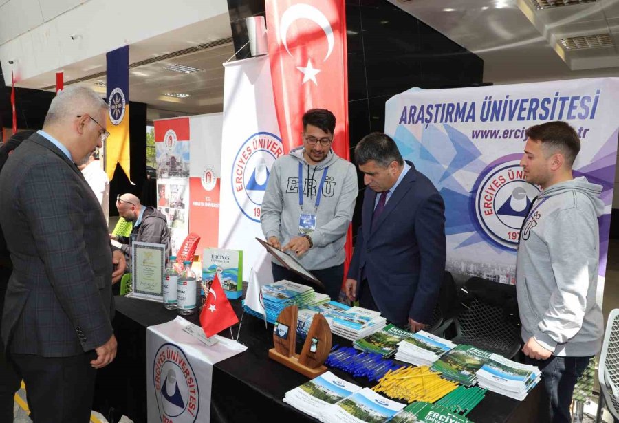 Nevü Ev Sahipliğinde Düzenlenen ‘üniversite Tanıtım Fuarı’na Yoğun İlgi