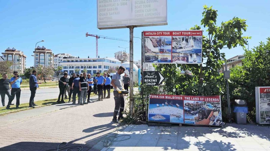 Görüntü Kirliliği Oluşturup Sokak Trafiğini Zora Sokarak Turizmi Olumsuz Etkileyen Yapı İşgalleri Kaldırılıyor