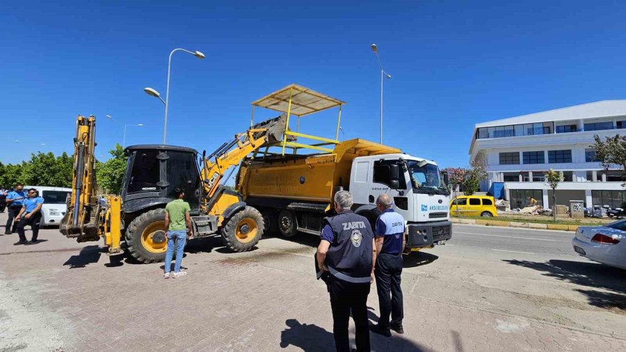 Görüntü Kirliliği Oluşturup Sokak Trafiğini Zora Sokarak Turizmi Olumsuz Etkileyen Yapı İşgalleri Kaldırılıyor