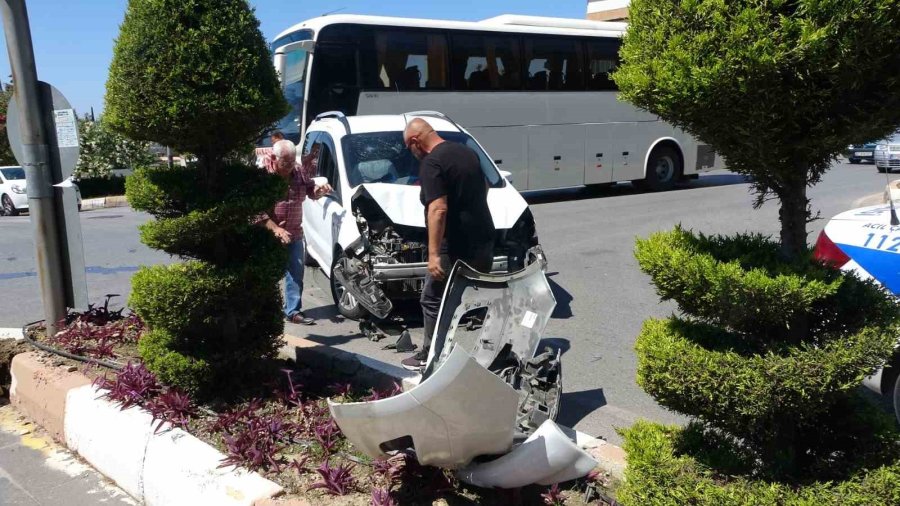 Kırmızı Işık İhlali Kaza Yaptırdı, İhlal Yapan Araç Sürücüsü Yaralandı