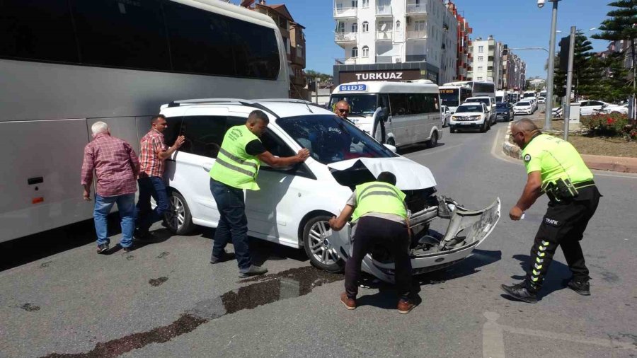 Kırmızı Işık İhlali Kaza Yaptırdı, İhlal Yapan Araç Sürücüsü Yaralandı