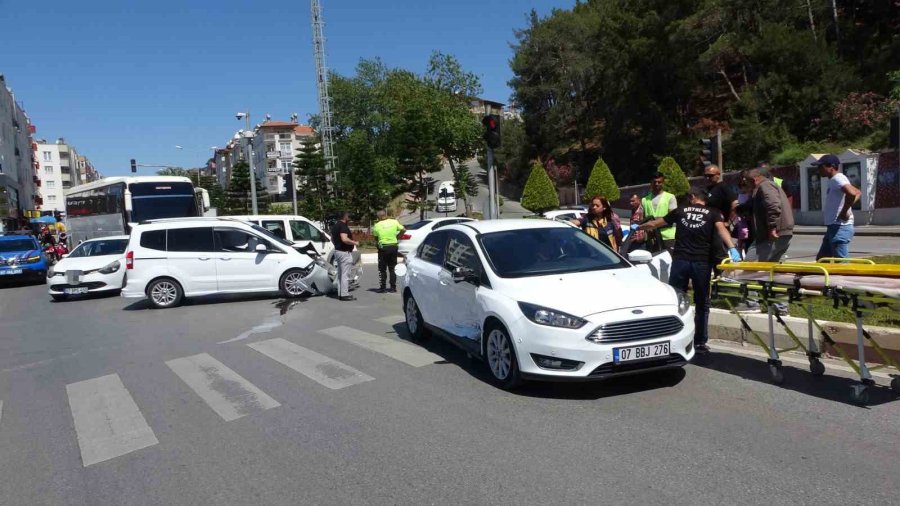 Kırmızı Işık İhlali Kaza Yaptırdı, İhlal Yapan Araç Sürücüsü Yaralandı