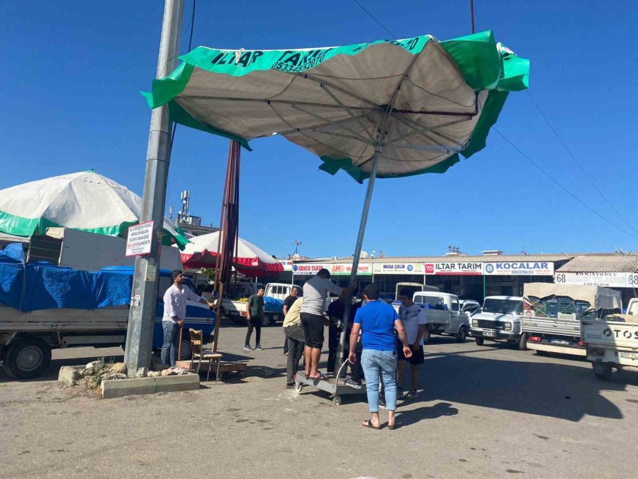 Fırtına Toptancı Halinde Şemsiyeleri Devirdi, Bir Araçta Maddi Hasar Oluştu