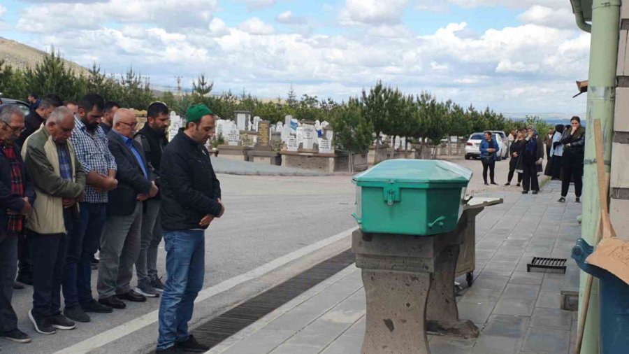 Suç Makinesi Babası Tarafından Öldürülen Kadın Toprağa Verildi