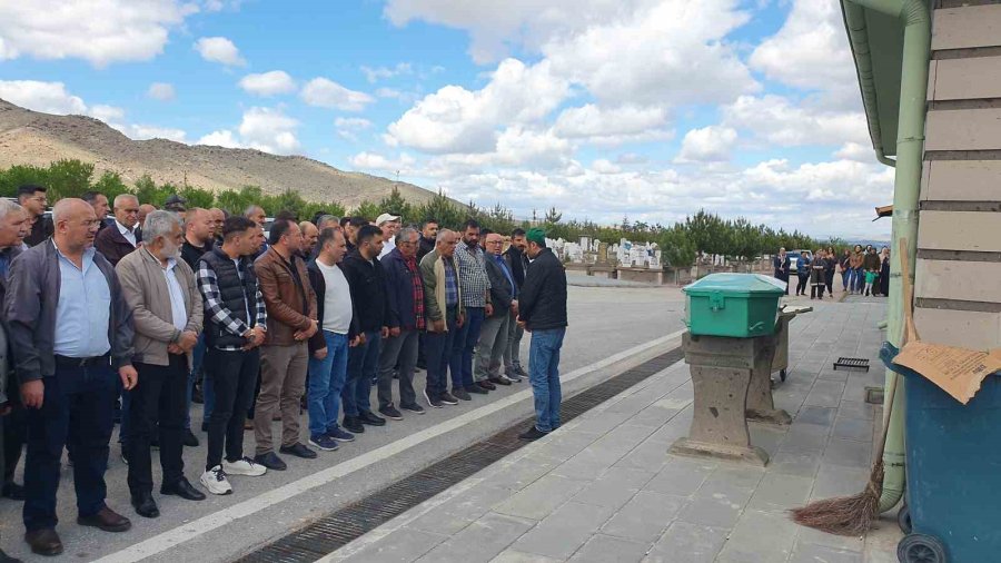 Suç Makinesi Babası Tarafından Öldürülen Kadın Toprağa Verildi