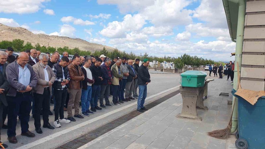 Suç Makinesi Babası Tarafından Öldürülen Kadın Toprağa Verildi