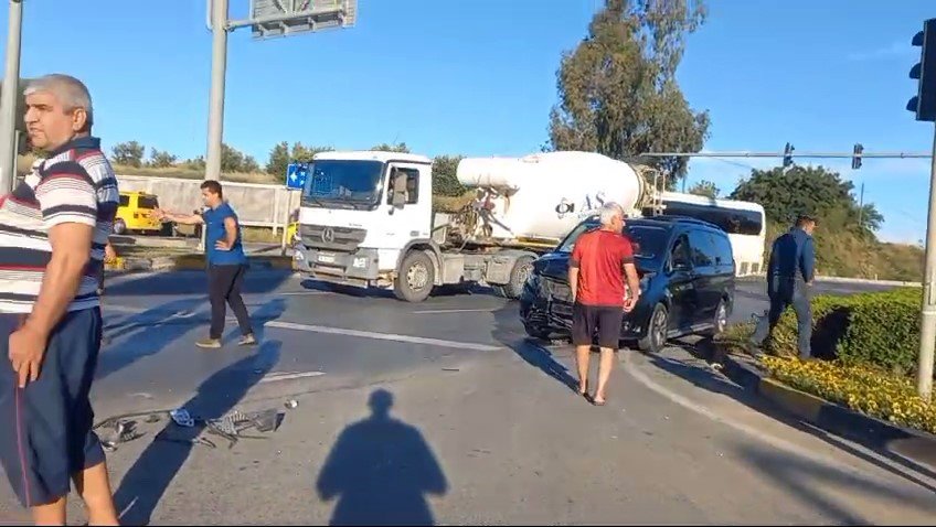 Tur Minibüsü Motosiklete Çarptı, Sürücü Kask Sayesinde Hayatta Kaldı:1 Yaralı