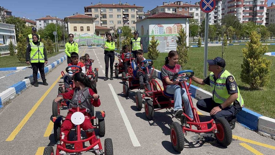 Trafik Jandarmasından Öğrencilere Uygulamalı Trafik Eğitimi