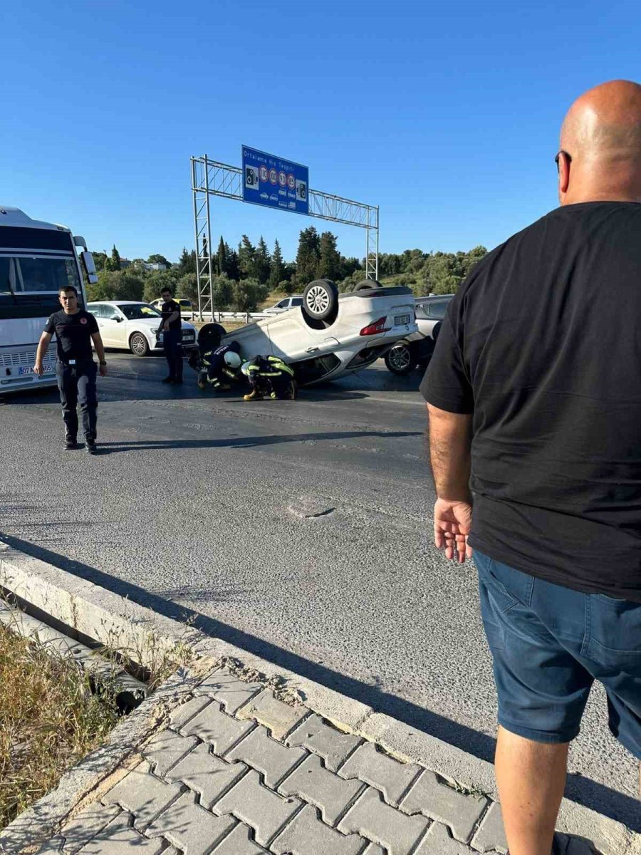 Lastiği Patlayan Otomobil Önündeki Araca Çarpıp Devrildi: 2 Yaralı