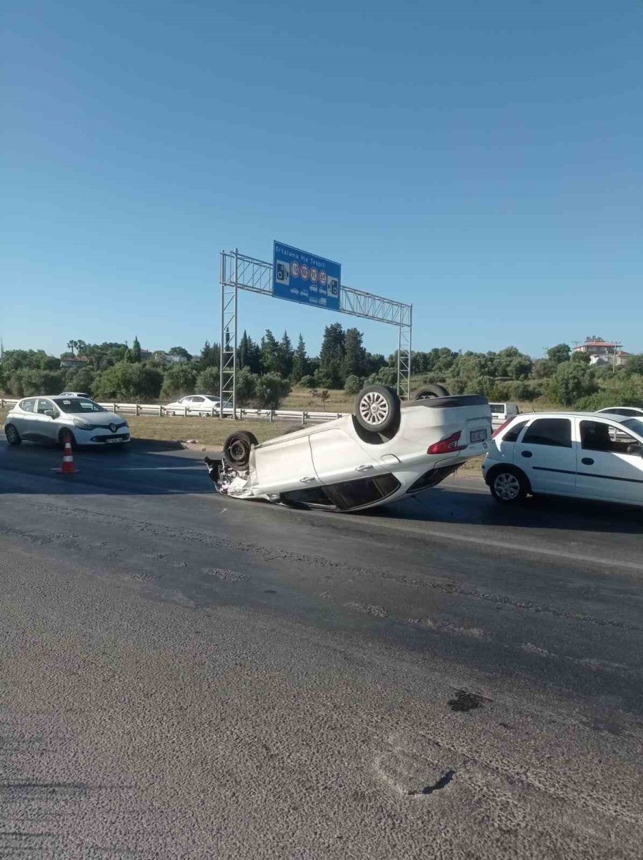 Lastiği Patlayan Otomobil Önündeki Araca Çarpıp Devrildi: 2 Yaralı