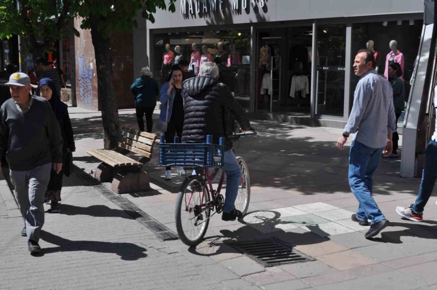 Kural Tanımayan Motosiklet Ve Bisiklet Sürücüleri Tepki Çekiyor