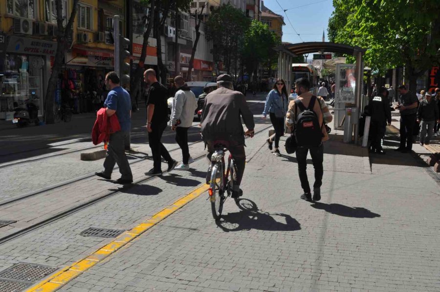 Kural Tanımayan Motosiklet Ve Bisiklet Sürücüleri Tepki Çekiyor