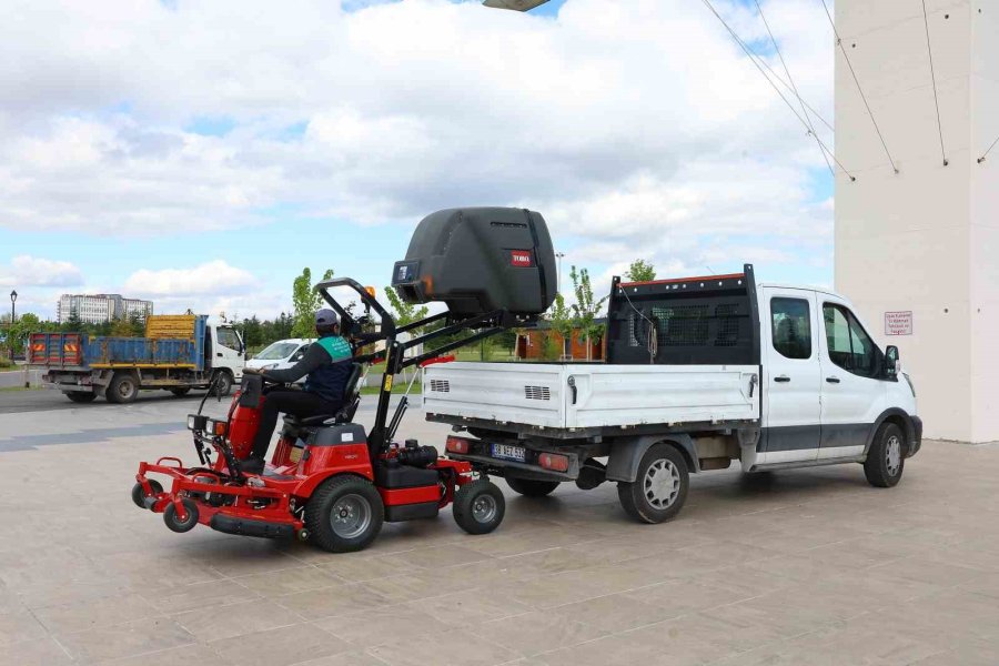 Büyükşehir, 60 Bin Metrekarelik Çim Alanını 1 Günde Biçebilen Aracı Temizlik Filosuna Kattı