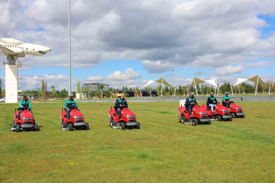 Büyükşehir, 60 Bin Metrekarelik Çim Alanını 1 Günde Biçebilen Aracı Temizlik Filosuna Kattı