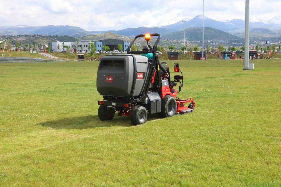 Büyükşehir, 60 Bin Metrekarelik Çim Alanını 1 Günde Biçebilen Aracı Temizlik Filosuna Kattı