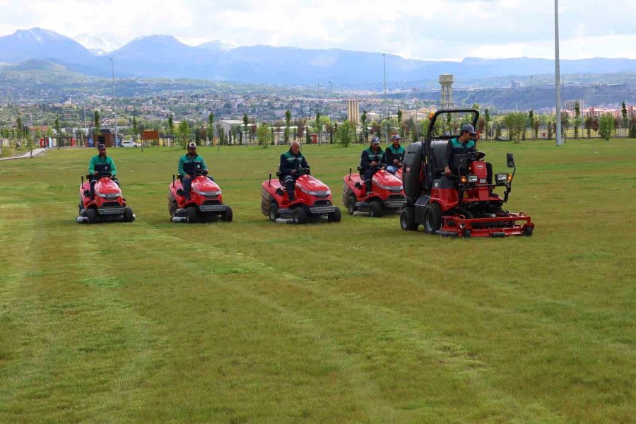 Büyükşehir, 60 Bin Metrekarelik Çim Alanını 1 Günde Biçebilen Aracı Temizlik Filosuna Kattı