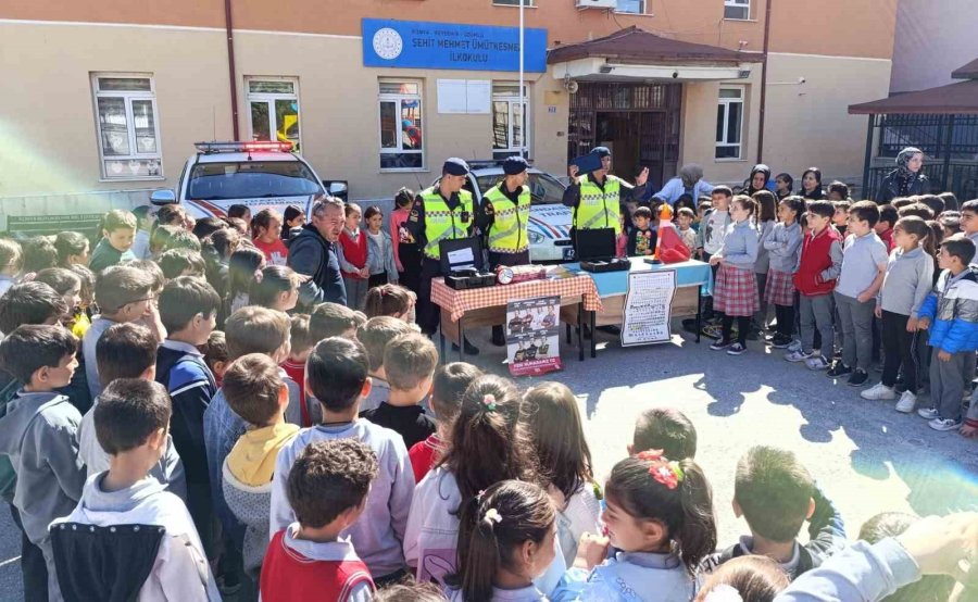 Beyşehir’de Jandarmadan Öğrenciler Ve Mahalle Sakinlerine Trafik Eğitim Seminerleri